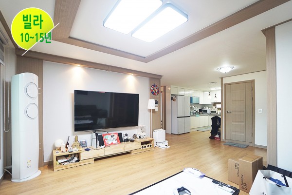 깔끔하고 관리잘된 1억중반대 3룸, 대로변 도보7분, 대형식자재마트, 은행등 생활편의시설 도보거리, 채광 좋은 남동향 배치, 3층 로얄층, 광주시청, 문화센터 자차이용 편리