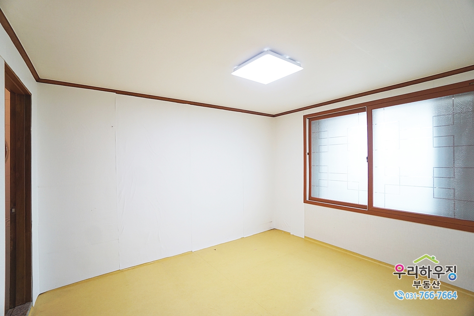 도로변 바로옆, 채광좋은 남동향, 완전 평지, 각종 상권 형성, 버스정류장 도보 8분, 광주전철역 버스환승 편리, 초등학교, 중학교 도보통학 가능한 학세권, 겹주차 없는 편리한 주차공간