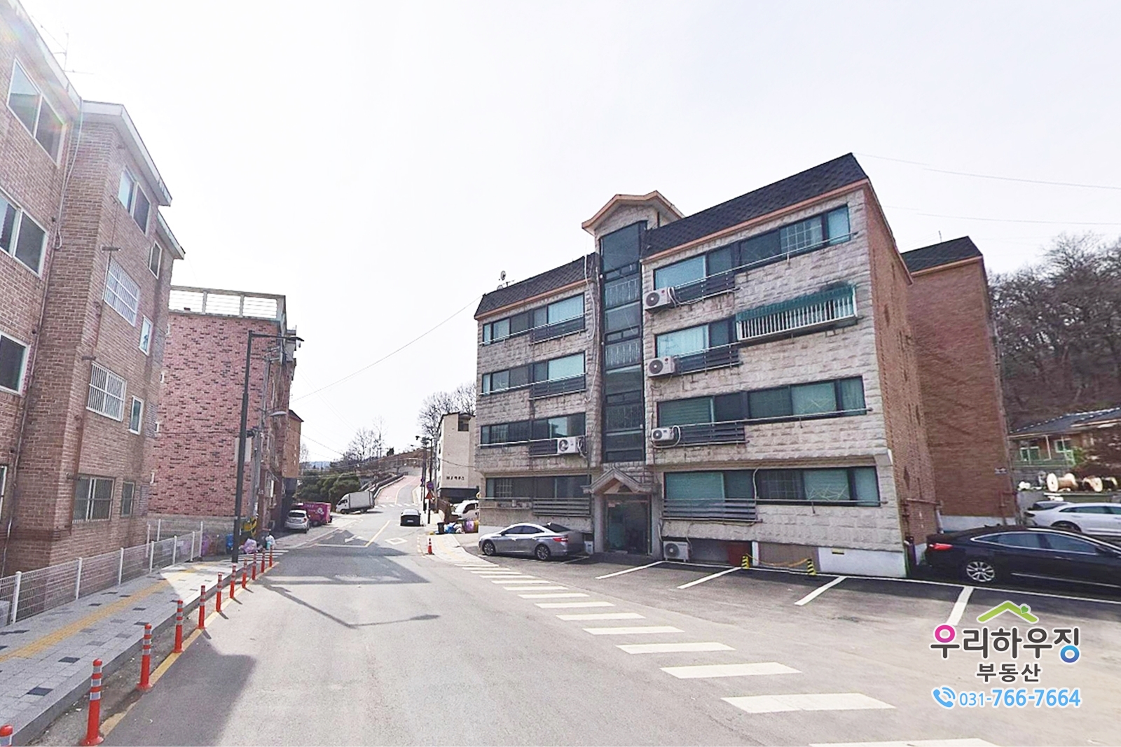 도로변 바로옆, 채광좋은 남동향, 완전 평지, 각종 상권 형성, 버스정류장 도보 8분, 광주전철역 버스환승 편리, 초등학교, 중학교 도보통학 가능한 학세권, 겹주차 없는 편리한 주차공간