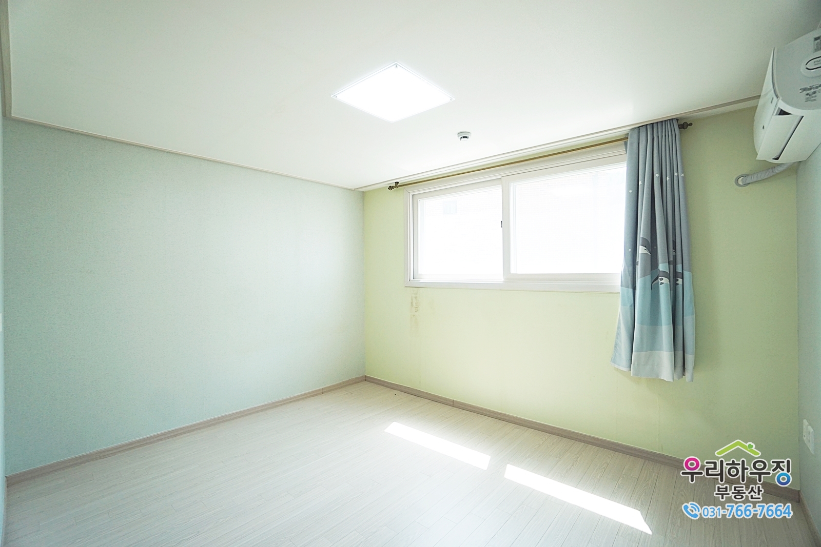 1억초반대 급매물, 채광 좋은 남서향, 주방-식탁, 안방-붙박이장 설치, 주변 수변산책로가 있어 힐링하기 좋은 빌라, 광역버스정류장 도보 3분거리-서울 양재방면, 겹주차 없는 편리한 주차공간